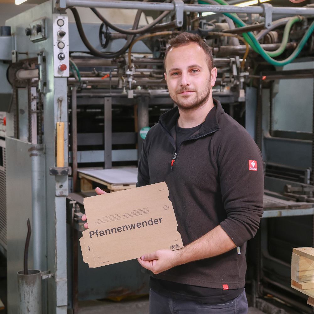 Fabian Schönfeld präsentiert neue Waren
